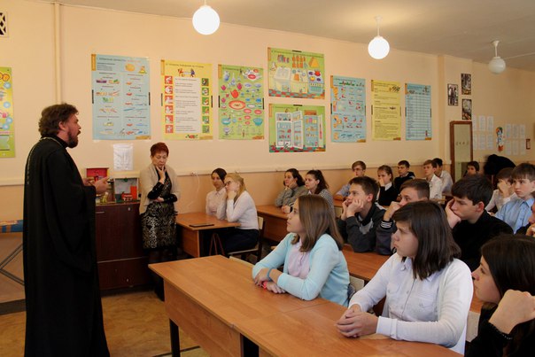 Священник Виталий Семенов пообщался со школьниками