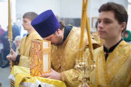 Божественная литургия в новом построенном храме в честь Казанской иконы Божьей Матери