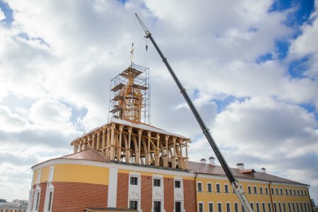 В Астраханском кремле установили православный крест