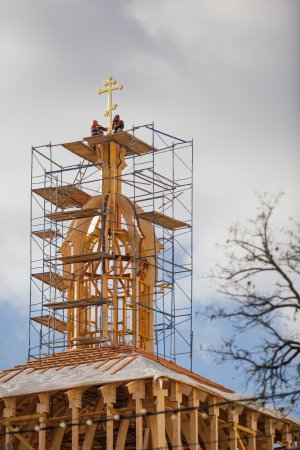 В Астраханском кремле установили православный крест