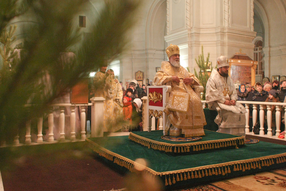 Владыка Иона поздравил астраханцев с праздником Рождества