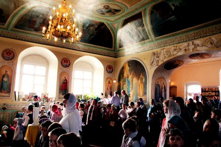 В Никольском надвратном храме Кремля совершена Божественная литургия