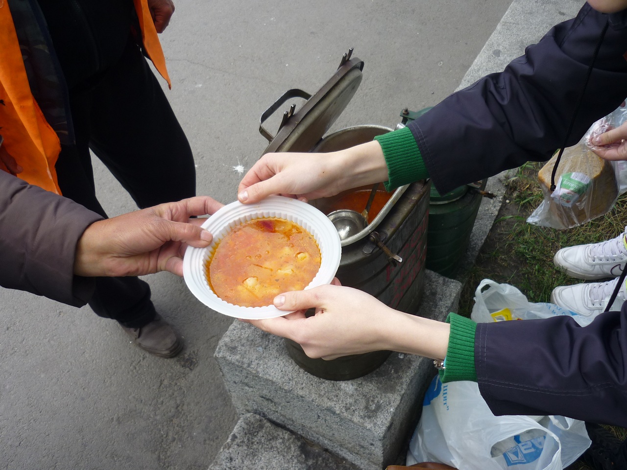 Молодёжь Астраханской епархии провела благотворительную акцию  по раздаче горячих обедов 