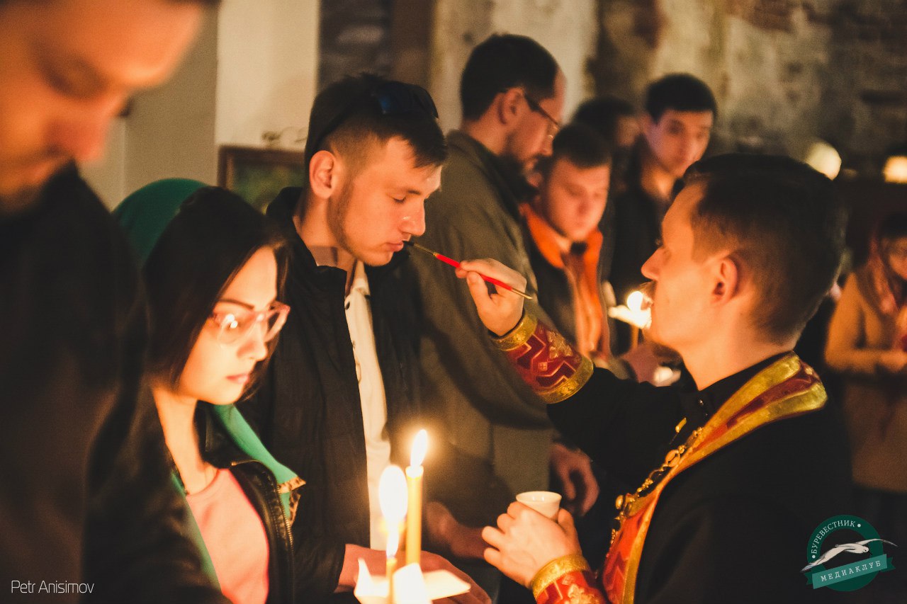 Православная молодёжь Астрахани приняла участие в таинстве соборования
