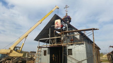 Установка купола на временную церковь великомученика Георгия Победоносца в Военном городке Астрахани