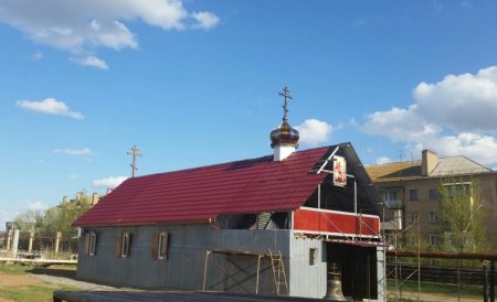 Установка купола на временную церковь великомученика Георгия Победоносца в Военном городке Астрахани