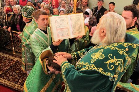 Митрополит Иона наградил клириков Астраханской епархии