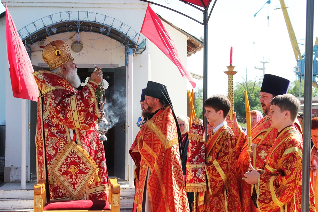 Архиерейское богослужение в день празднования памяти перенесения мощей святителя Николая из Мир Ликийских в Бар
