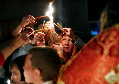 Благодатный огонь из Иерусалима доставили в Астраханскую епархию 30 апреля, накануне Светлого Христова Воскресения
