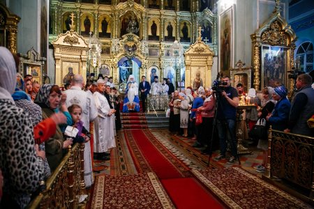 Благодатный огонь из Иерусалима доставили в Астраханскую епархию 30 апреля, накануне Светлого Христова Воскресения