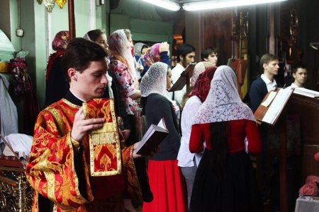 Молодежная литургия состоялась в Покровском кафедральном соборе