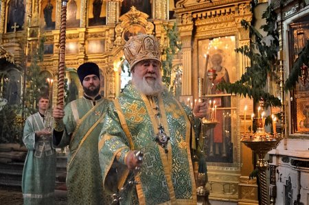 Митрополит Астраханский и Камызякский Иона совершил праздничные богослужения в праздник Святой Троицы