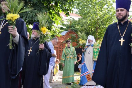 Митрополит Астраханский и Камызякский Иона совершил праздничные богослужения в праздник Святой Троицы