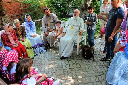 Православная молодежь епархии поздравила митрополита Астраханского и Камызякского Иону с днем тезоименитства
