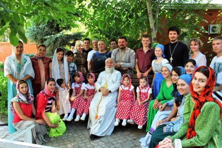Православная молодежь епархии поздравила митрополита Астраханского и Камызякского Иону с днем тезоименитства