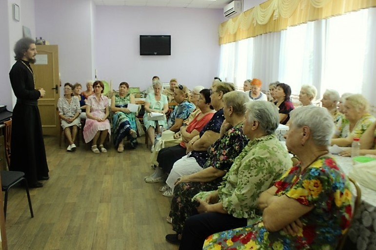 Встречи представителей православного духовенства епархии с пожилыми людьми
