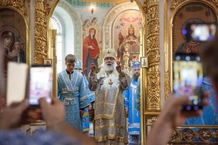 Божественная Литургия архиерейским чином в праздник Казанской иконы Божией Матери