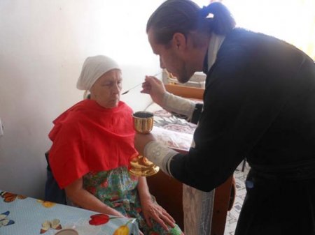 Священники Успенского кафедрального собора посетили дом-интернат для престарелых и инвалидов