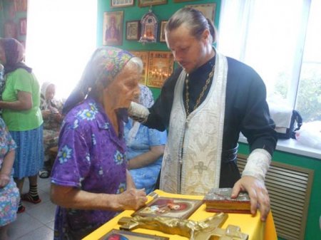 Священники Успенского кафедрального собора посетили дом-интернат для престарелых и инвалидов