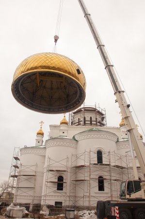 Установка главного купола и креста Свято-Троицкого храма