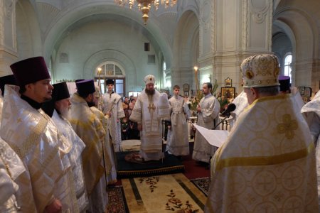 Архиерейское богослужение во Владимирском храме