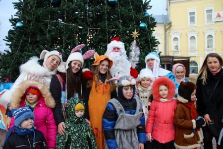 Рождественские гулянья возле городской новогодней елки у Братского сада