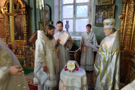Освящение престола в Покровском соборе 