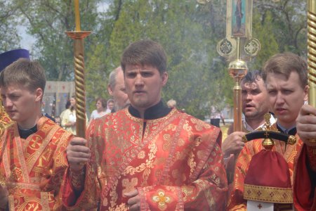 Митрополит Никон возглавил Крестный ход ко Дню Победы