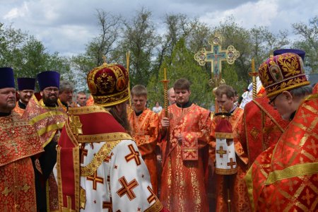 Митрополит Никон возглавил Крестный ход ко Дню Победы