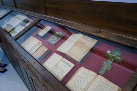В книжном центре Успенского собора проходит выставка старинных книг