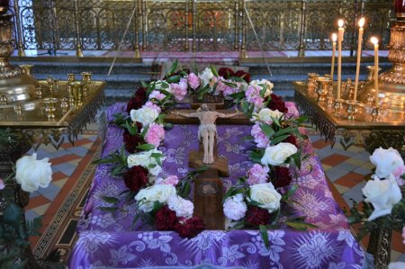 Митрополит Никон совершил богослужения в праздник Происхождения Честных Древ Животворящего Креста Господня