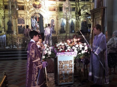 Митрополит Никон совершил богослужения в праздник Происхождения Честных Древ Животворящего Креста Господня