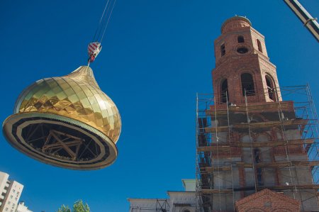 Установка купола на колокольню храма Святой Живоначальной Троицы
