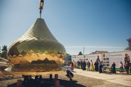Установка купола на колокольню храма Святой Живоначальной Троицы