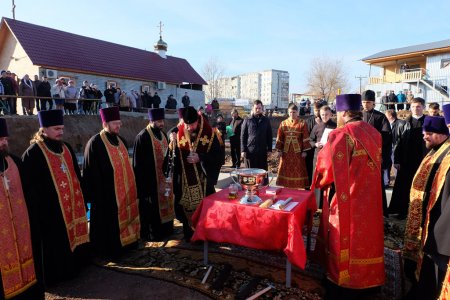 Митрополит Никон совершил чин закладки храма в г. Астрахани