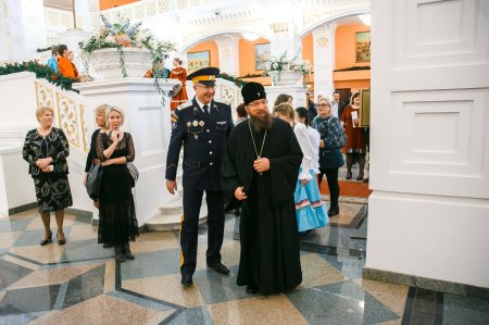 Митрополит Астраханский и Камызякский Никон посетил Атаманскую Рождественскую елку