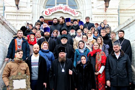 Православная молодежь Астрахани поздравила митрополита Никона с днем рождения