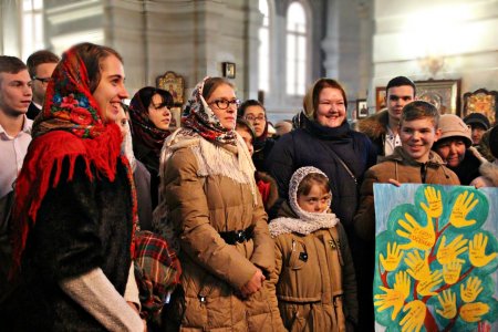 Православная молодежь Астрахани поздравила митрополита Никона с днем рождения