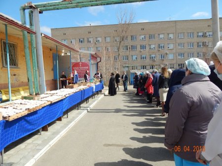 Пасхальное угощение для пациентов больниц Трусовского района