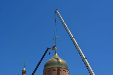 Водружение купола и креста на храм