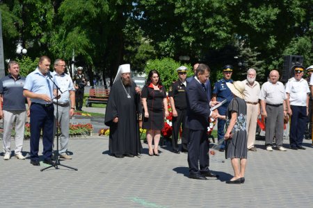 Возложение венков к мемориалам воинской славы Астрахани