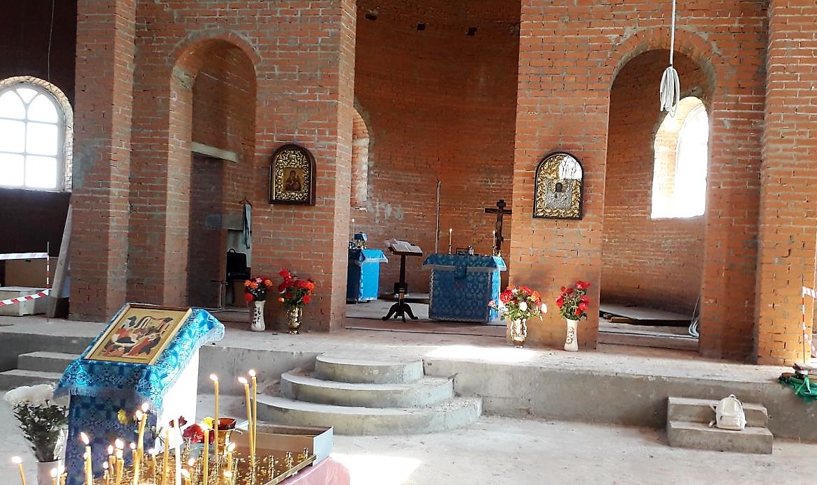 Первое  богослужение в строящемся храме села Цветное