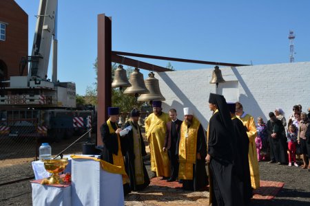 Архипастырь совершил чин освящения крестов и колоколов
