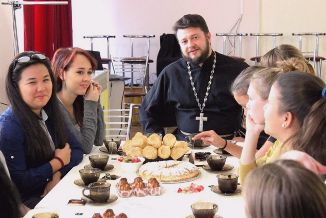 Видеосюжет ГТРК «Лотос»: В Астрахани проходят «Беседы с батюшкой»