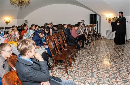 Приход храма святого равноапостольного князя Владимира приглашает молодежь на духовно-просветительские беседы