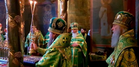 Архиерейское богослужение в Свято-Троицкой Сергиевой лавре