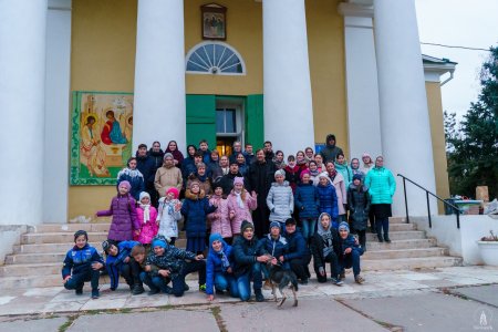 Воспитанники Центра духовно-нравственного воспитания «БоголепЪ» при Иоанно-Предтеченском монастыре  совершили паломничество по местам памяти новомучеников Астраханских