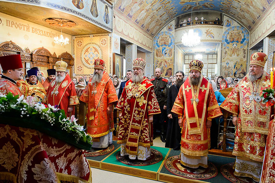 Во Введенском соборе Караганды состоялись торжества по случаю принесения чудотворной Феодоровской иконы Божией Матери