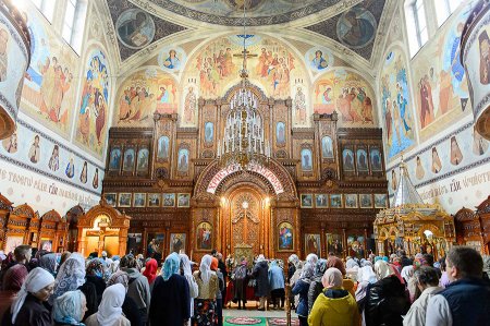 Во Введенском соборе Караганды состоялись торжества по случаю принесения чудотворной Феодоровской иконы Божией Матери