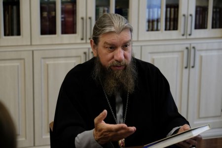 Астраханская митрополия передала АГУ книги